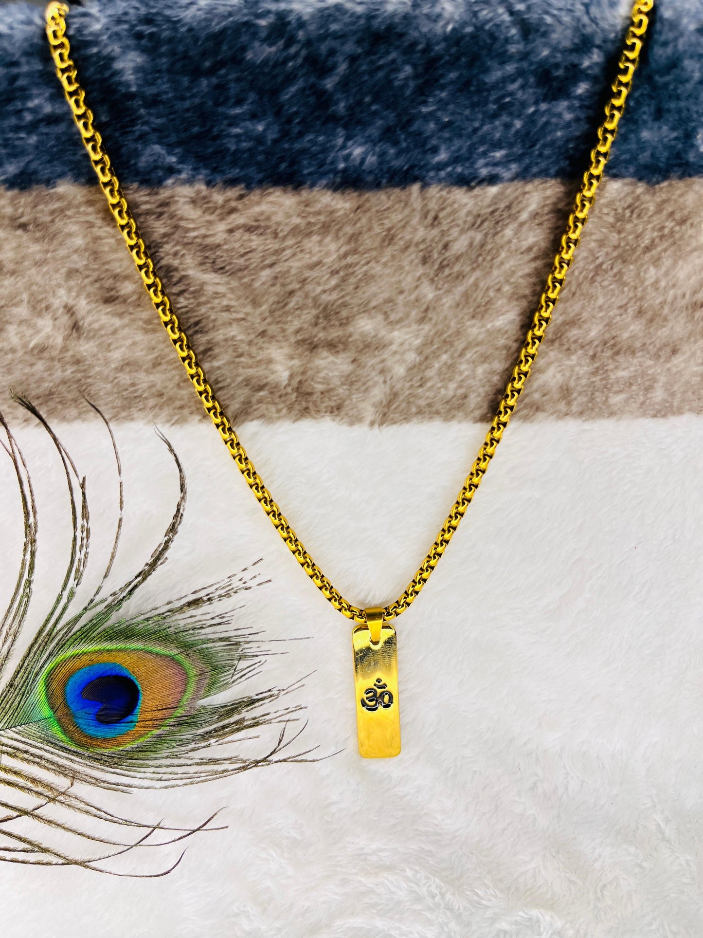 OM PREMIUM GOLD PENDANT AND CHAIN WITH UNIQUE DOTTED PATTERN